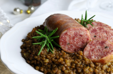 Piatti tipici di Natale in Salento- piatto di lenticchie e cotechino