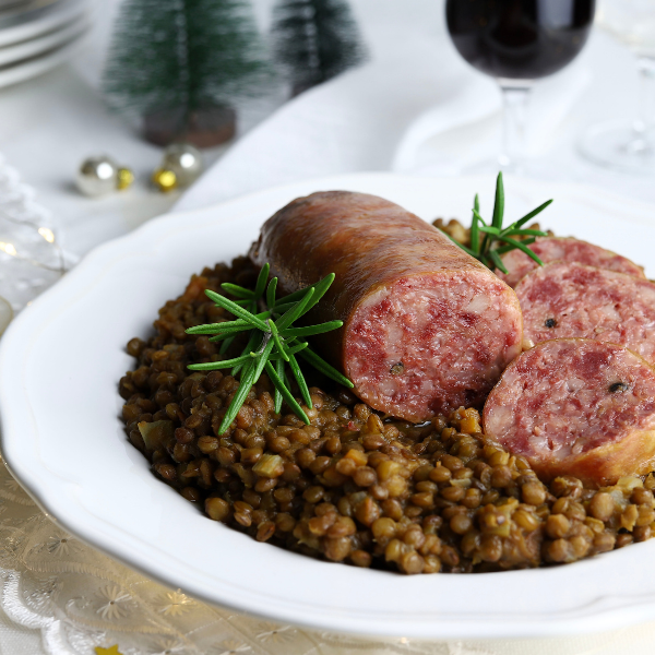 Piatti tipici di Natale in Salento- piatto di lenticchie e cotechino