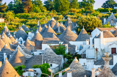 Trulli pugliesi tradizionali nella Valle d'Itria con i caratteristici tetti conici in pietra