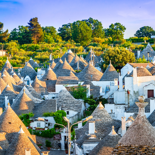 Trulli pugliesi tradizionali nella Valle d'Itria con i caratteristici tetti conici in pietra