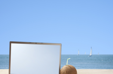 Smart working in Puglia con computer portatile e vista sul mare di Porto Cesareo