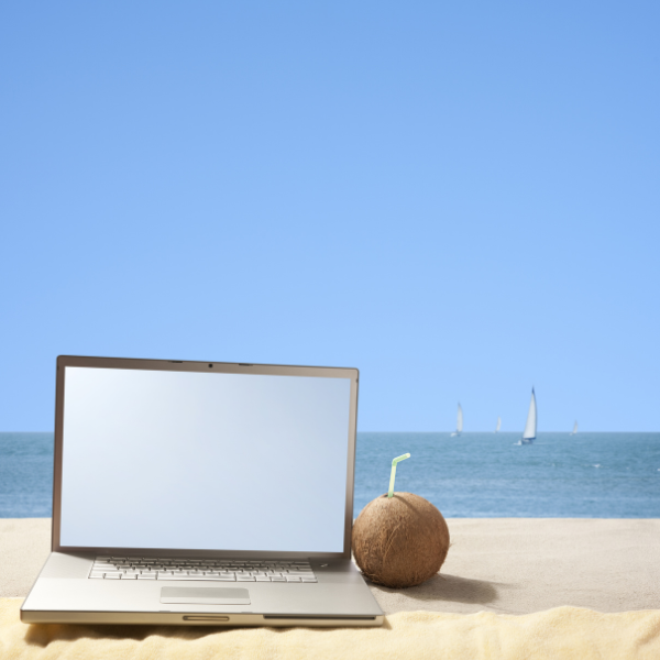 Smart working in Puglia con computer portatile e vista sul mare di Porto Cesareo